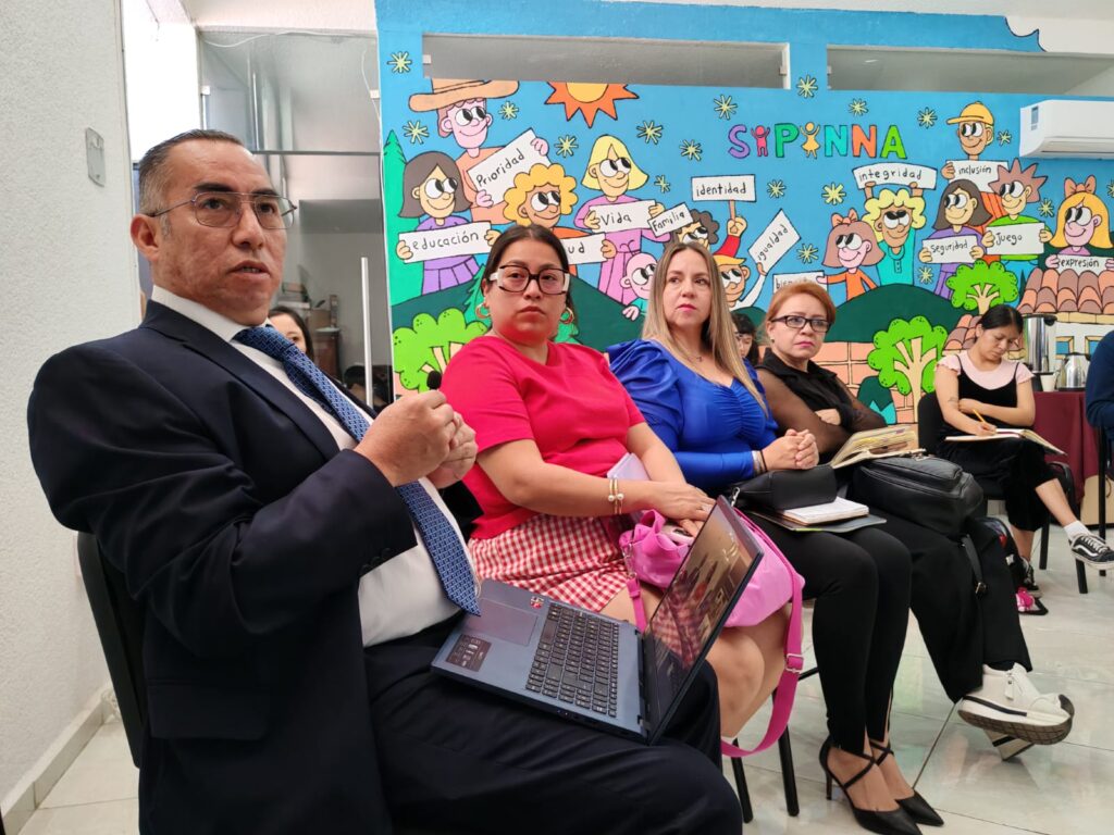La presentación de este estudio en Michoacán se realiz´o en la sede del Sistema Nacional de
Protección Integral de Niñas, Niños y Adolescentes (SIPINNA) de la entidad y contó con la
partipación de autoridades del Sistema, así como integrantes del Poder Judicial, Fiscalía,
Comisión de los Derechos Humanos, Secretaria de la Mujer, entre otros, además de
organizaciones de la sociedad civil y docentes de instituciones públicas.